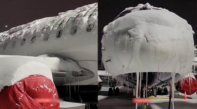 یخ زدن یک هواپیما در فرودگاه تورنتو کانادا