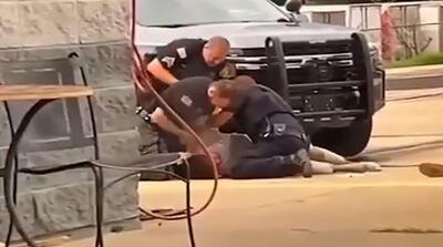  حمله وحشیانه پلیس به یک بازداشتی را ببینید