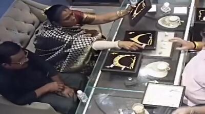 لحظه سرقت سریع طلا توسط یک زن و مرد!