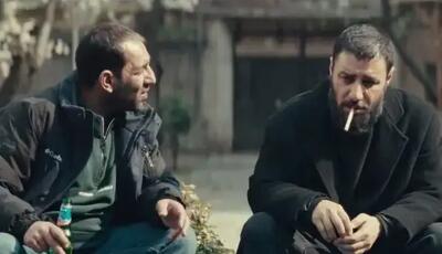  رفیق جواد عزتی که این روزها بالاتر از او ایستاده است