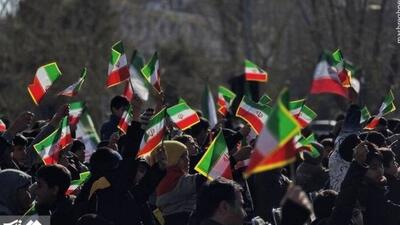  ادای احترام مردم یزد به پرچم ایران