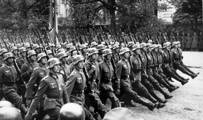  سفر در زمان؛ رژه نیروهای زرهی متفقین در میدان جلالیه تهران (عکس)