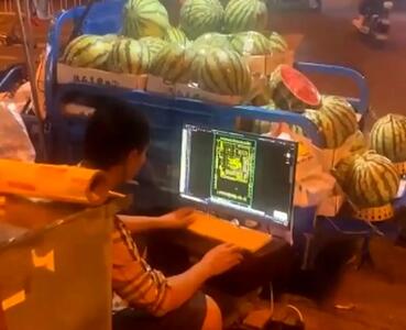 این فروشنده هندوانه، طراح تراشه‌های الکترونیکی است!