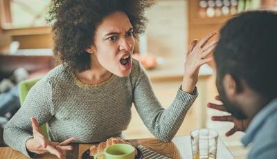  چگونه فردی عصبانی را آرام کنیم + تکنیک‌هایی برای حفظ آرامش
