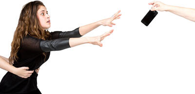  چرا نمی‌توانیم بدون گوشی موبایل‌ زندگی کنیم؟ + راه‌های کاهش وابستگی به موبایل