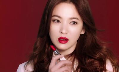  اگر رژ لب قرمز می‌زنید این رنگ رژگونه و سایه چشم را بزنید تا متعادل و شیک باشید - چی بپوشم