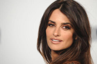  کت و دامن مشکی پنه لوپه کروز در پاریس؛ ظاهری خیره‌کننده در 51 سالگی - چی بپوشم