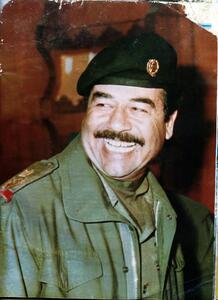 ببنید/عکس صدام حسین در حال کشیدن تریاک