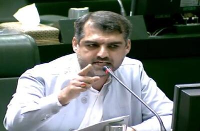 منان رئیسی: سناریو بدبینانه آن است که ترامپ با اشغال جزیره خارک، مسیر فروش نفت ایران را ببندد؛ این یکی از گزینه‌های محتمل برای حمله آمریکا است