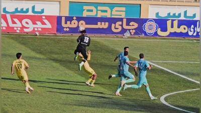 خطای وحشتناک دروازه‌بان پیکان روی بازیکن شمس آذر