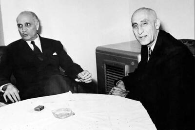  عکس| «محمد مصدق» در حال دست دادن با لوئی هندرسن، سفیر آمریکا در ایران