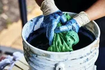  چگونه در خانه لباس رنگ کنیم؟