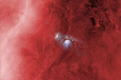  سحابی‌های آبی در دریای سرخ‌رنگ شکارچی