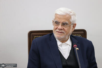  عارف: آرامش در بازار پول و سرمایه برقرار است/ دولت هر کجا لازم باشد از اقتدار خود استفاده می‌کند/ اصلاح دستورالعمل سهام عدالت با تفاهم دنبال می‌شود/ بیش از ۸۰ میلیون نفر از طرح کالابرگ الکترونیکی استفاده کرده‌اند