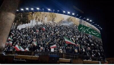  ببینید | گزارش زنده خبرنگار CNN از میدان انقلاب تهران با دیوارنگار حمله ایران به ناوهای آمریکایی