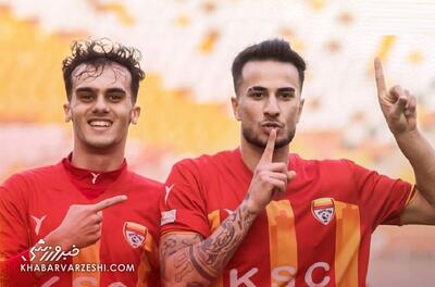 فولاد ۳ - پرسپولیس ۱/ فاجعه پرسپولیس با شکست سنگین به فولاد ۱۰ نفره/ ورژن جدید اوسمار بوی قهرمانی نمی‌دهد