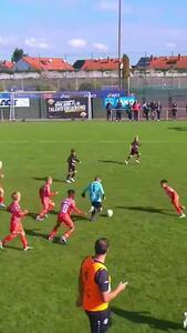 ویدئو: حرکت خیره‌کننده دروازه‌بان نونهال آینتراخت فرانکفورت - پارس فوتبال