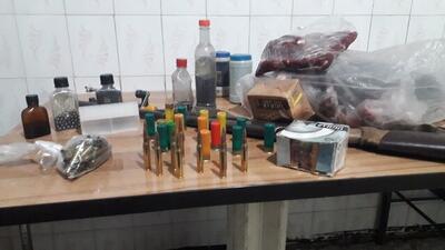 کشف لاشه بز کوهی، سلاح و مهمات در منزل یک شکارچی