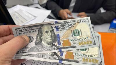  بلومبرگ: بازارهای مالی میلیاردها دلار روی سقوط دلار شرط بسته‌اند
