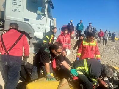 تصادف تاکسی با تریلی در جاده پاکدشت به ورامین ۵ کشته بر جا گذاشت + عکس