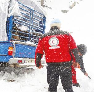امدادرسانی هلال احمر به ۸۹۴۱ گرفتار شده در برف و کولاک