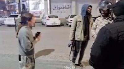 حرف‌های دختر بی‌حجاب با نیروهای حافظ امنیت در اغتشاشات