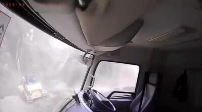 لحظات ریزش معدن نیکل در اندونزی