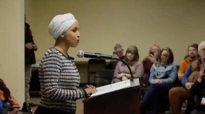 لحظه حمله با سرنگ به نماینده مسلمان کنگره آمریکا