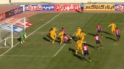 نوروزی فرد، توپ را به آسمان کوبید