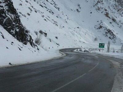 بارش برف و باران در محورهای مواصلاتی ۲۰ استان