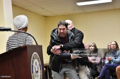 به نماینده منتقد دولت ترامپ با سرنگ حمله شد + عکس