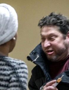 لحظه حمله به نماینده منتقد دولت ترامپ با سرنگ! + عکس