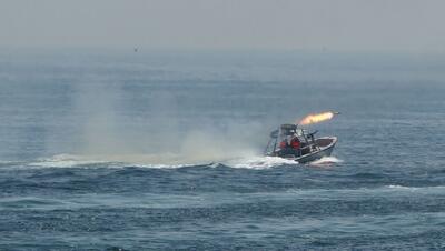 ادعای آسوشیتدپرس: ایران قصد دارد که هفته آینده یک مانور نظامی برگزار کند/ این مانور شامل شلیک در تنگه هرمز خواهد بود