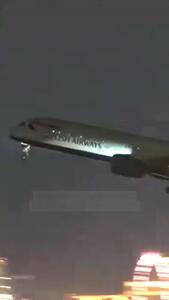 لحظه سقوط چرخ هواپیما هنگام بلند شدن! | فیلم لحظه حادثه