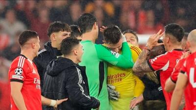 عکس؛ لحظه‌ای که کورتوا به دروازه‌بان بنفیکا تبریک گفت