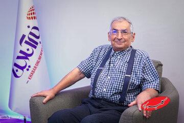  زیباکلام: نارضایتی مردم محصول عملکرد تندروهاست/ «معجزه اقتصادی» هم مردم را راضی نمی‌کند/ تندروها بیشتر از ۱۶ میلیون نفر نیستد اما قدرتشان متمرکز است - کلبه سرگرمی