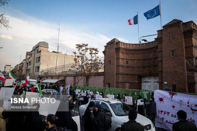 تجمع دانشجویان مقابل سفارت فرانسه در تهران +عکس