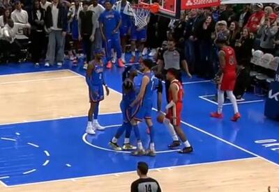 فیلم/ دست به یقه شدن ۲ بازیکن در آمریکا جنجال به پا کرد! - پارس فوتبال