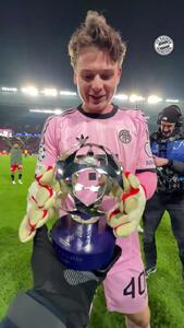 ویدئو: شوخی باواریایی با ستاره جوان؛ لحظه اهدای جایزه بهترین بازیکن به یوناس اوربیگ - پارس فوتبال