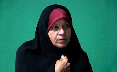 فائزه هاشمی در حال گفت‌وگوی جدی در یک مراسم غیررسمی + عکس