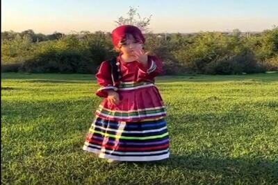  آواز شادونه؛ دختربچه سر زبون دار با آهنگ لاتی ولوم داده گنگ میخونه هاج و واج میمونی