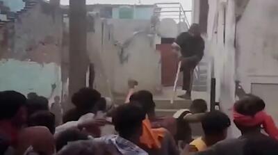 لحظات مقابله یک معلول با حمله کنندگان به مسجد