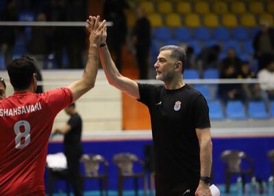 حمله عطایی به قهرمانی نیم‌فصل به وقت ١١ ظهر!