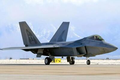 چرا جنگنده F-22 رپتور هرگز از ناوهای هواپیمابر عملیات نمی‌کند؟