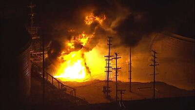  انفجار و آتش سوزی عظیم در یک پالایشگاه نفت/ پالایشگاه تخلیه شد