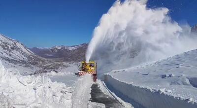 ببینید / لحظه تماشایی پاشیدن برف به آسمان توسط برف‌خوار