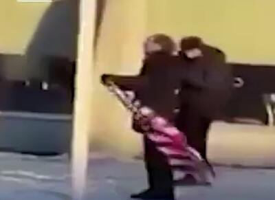 ببینید / تلاش کمدین آلمانی برای برافراشتن پرچم آمریکا در گرینلند