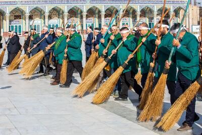 تصاویر؛ آیین جاروکشی خادمان مسجد جمکران