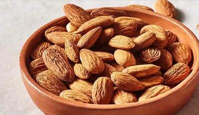 پوست بادام مضر است یا مفید؟