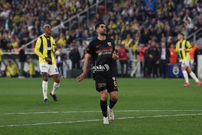 علی کریمی در آستانه بازگشت به لیگ برتر ایران